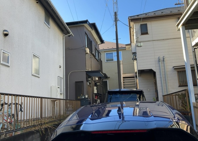 車一台あたりに必要なスペースは、標準サイズの普通自動車で横幅2m50cm、長さ5mは必要になります。ただし、乗降のことも考慮して横幅3m30cm、長さ5m50cmほどは確保できるところを選びましょう。
