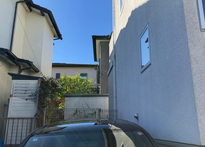 庭のある家に住むことのメリットとして、子どもたちの遊び場を確保できること、ガーデニングや家庭菜園を楽しめること、明るさを確保できることがあります。また、配置を工夫することでプライバシーが確保できます。