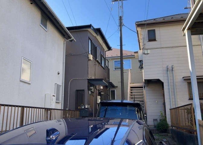 バルコニーは、建物内から室外へ楽に出入りできる便利なスペースです。また、バルコニーには手すりを付けることが義務付けられており、手すりの高さは110cm以上で施工することが建築基準法で定められています。