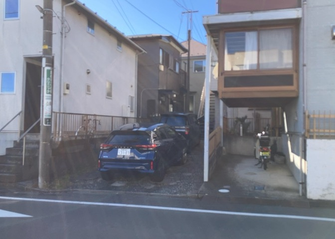 住宅用の土地では前面道路に2m以上接していなければならないと法律で定められています。しかし、お持ちの車のサイズやライフスタイルなどにより、2mでは利便が悪い場合もございますので、事前に確認しましょう。