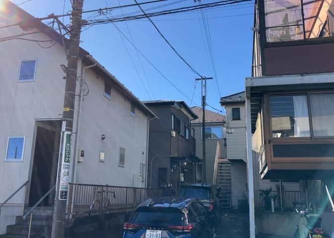 道幅が広い場所は日当たりや風通が良好です。幅が広いのですれ違いも可能ですし大きな車でも駐車可能！一方で、大型車が通ることも多くなるため交通量の増加により騒音に繋がります。また土地の値段が高くなります。