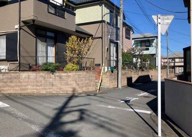 眺望を気にして物件を探す場合、前面に建物が建っていないか現地で確認しましょう！前面に建物があると景色はもちろん、日当たりや風通しにも影響が出てきます。住んだ時のことを想像しながら現地見学をしましょう。