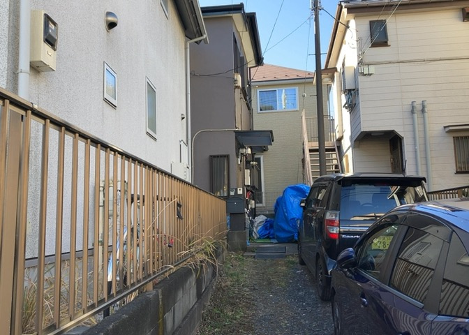 駐車場と明記されていても、最小スペースでつくられた駐車場だと大型車は駐車できなかったり、出入りしにくくなったりする可能性があります。お車のサイズと購入したい物件の駐車場のサイズを現地で確認しましょう。