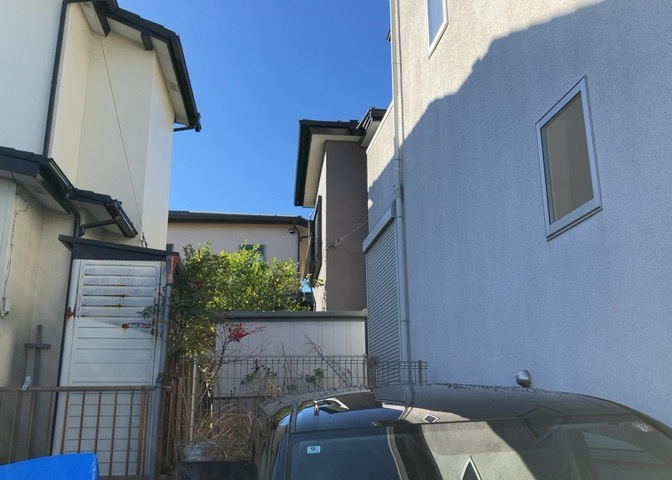 庭があることでガーデニングや家庭菜園はもちろん、こどもの遊び場やペットを放して遊ぶことができます。また、家の周囲に余裕があるということです。隣地との間があれば、十分な日当たりと、風通しが確保できます。