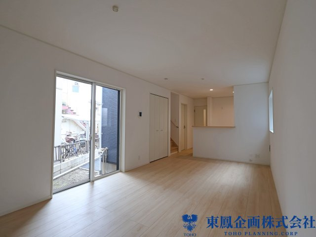 窓からたくさんの光が入り、温かい空間