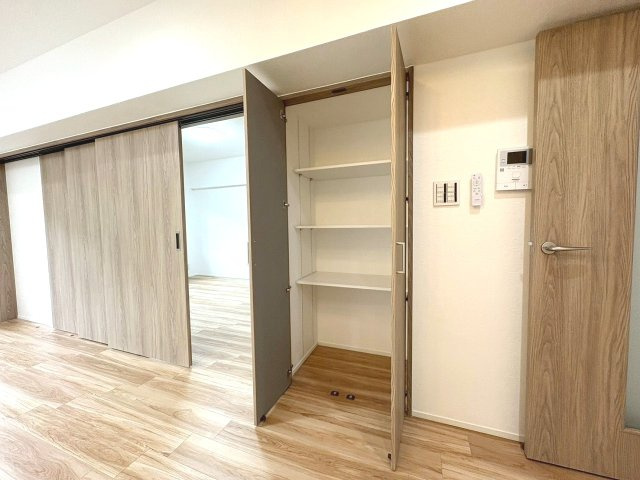 リビングには小物の整理や書類保管に便利な可動棚付き収納がありお部屋をスッキリ使えます