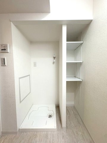 洗濯機横の収納棚が便利！洗剤やタオルがサッと取り出せて、毎日の洗濯がスムーズに片付きます。
