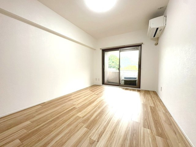 東向きバルコニーで朝陽が心地よい6帖洋室！エアコンとクローゼット付きで、すぐに快適に暮らせます