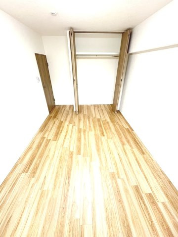 東向きバルコニーに面した6帖洋室、クローゼット収納もついていてより広くお部屋を使えます