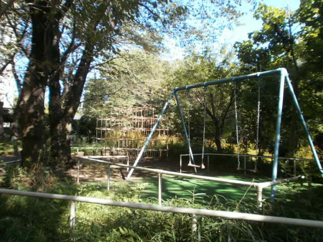 棟の下にあるミニ公園