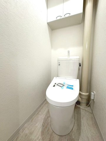 毎日心地よく使える温水洗浄便座。ストックを上部収納にまとめれば、足元が広く掃除もラクラクです