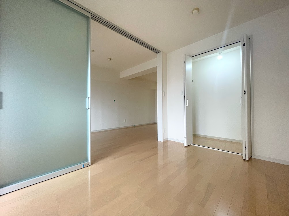 ◆室内はいつも明るい印象なので気持ちの良い朝を迎えられます。各部屋にはクローゼットを完備しており、収納が多いお家はすっきりして快適空間です。