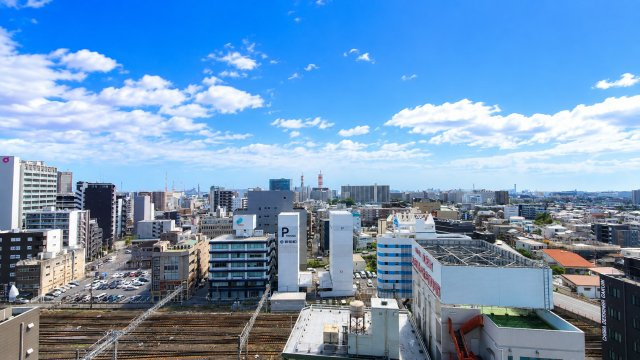 高層階ならではの開放感あふれるパノラマビュー。広い空と街並みを望む爽快な眺望が、毎日の暮らしをより豊かに彩ります。
