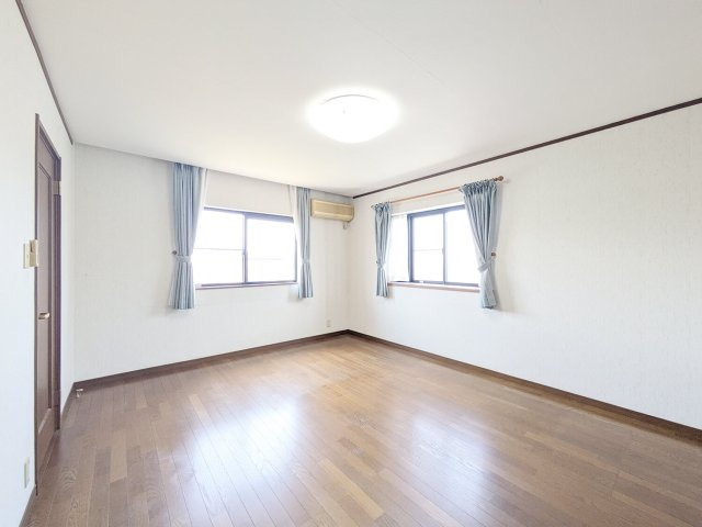 約10帖のゆとりある洋室。広さを活かした開放的な空間で、ベッドや家具を置いてもゆったり使える快適なお部屋です。