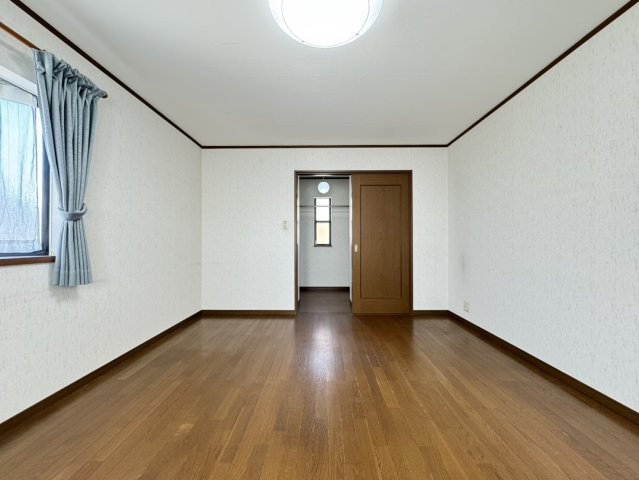 広々としたWIC付きの洋室は、たっぷりの収納スペースが魅力。お気に入りの衣類や荷物をきれいに収納でき、ゆとりある暮らしを叶えます。
