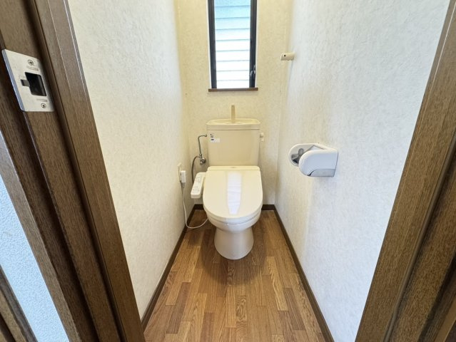 1階トイレは、清潔感のある落ち着いた空間。来客時にも使いやすく、家族みんなが快適に利用できます。
