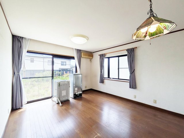 LDK約14帖のゆとりある広々リビング。開放感あふれる空間に陽光がたっぷり差し込み、家族が自然と集まる明るく心地よい住まいを演出します。