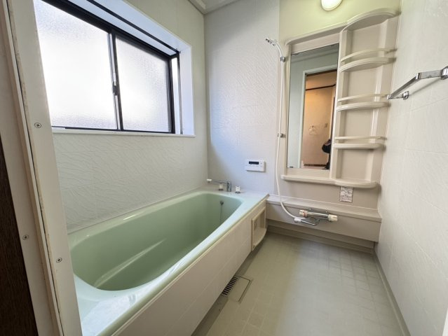 ゆったりとした広さの浴室で、毎日の疲れを癒やすリラックスタイムを。清潔感のある快適な空間で、心地よいバスタイムをお楽しみいただけます。
