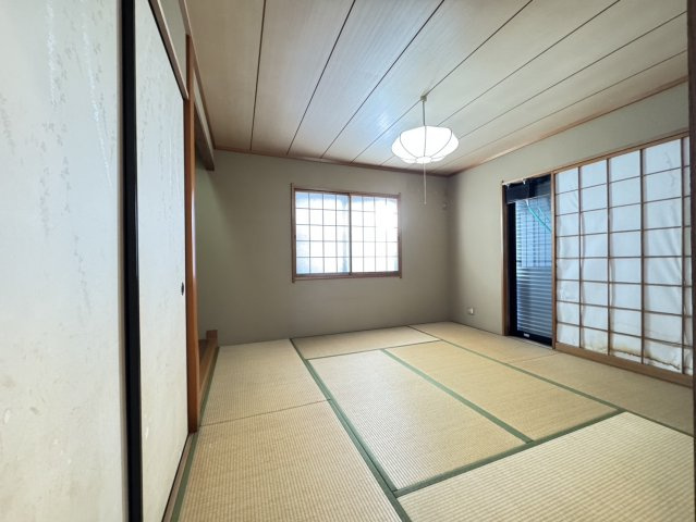 ゆとりある8帖の和室。客間や趣味の空間など、多目的に使える便利なお部屋です。