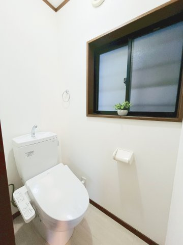 トイレは2階、LDKにあります。温水洗浄便座完備。