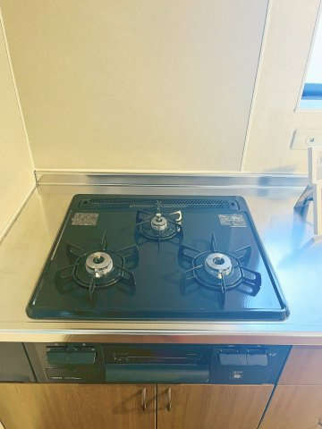やっぱりガスコンロがお料理しやすい、という方も多いのでは？三口コンロは同時進行で調理ができ、効率的。