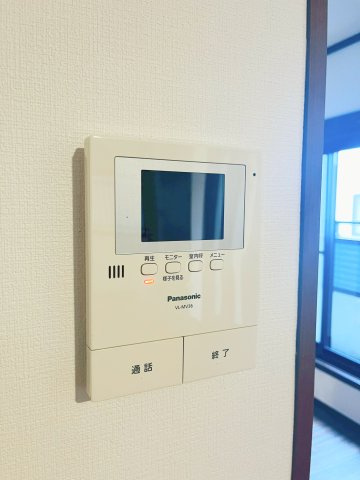 来客時に姿を確認できるモニタ付きのインターホンです。