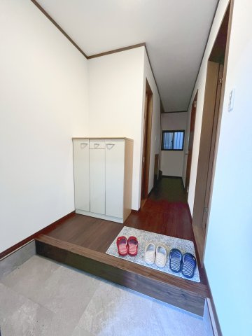 毎日通る玄関。ゆとりのある広さです。