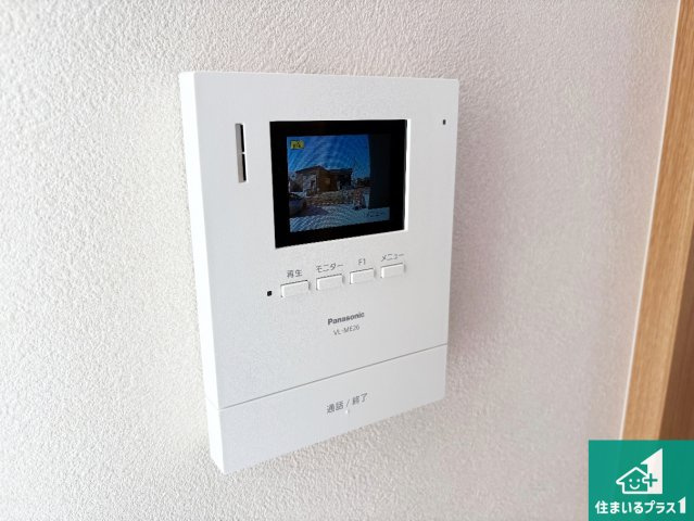 カラーモニターインターホン！声だけでなく来訪者の姿や顔がモニターで確認できるので、小さなお子様がいらっしゃるご家庭でも安心できます！　