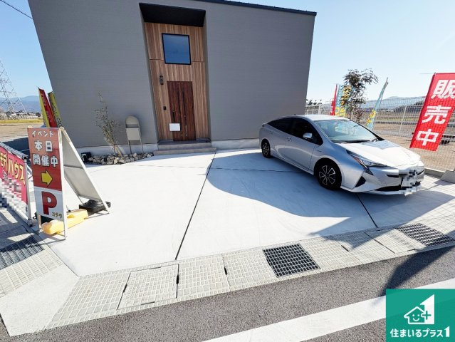 並列3台駐車可能！ゆとりの駐車スペースで車庫入れもスムーズ！　