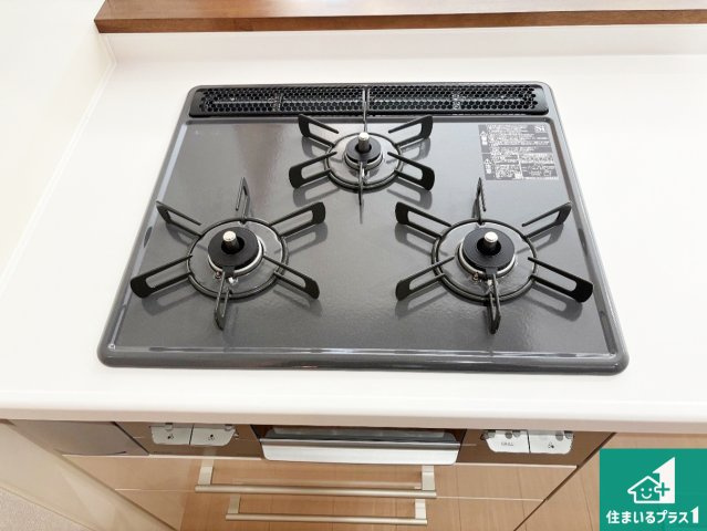 ダブル高火力Ｓｉセンサー付きコンロ！3口あるので、まとめて料理をする時も大活躍！　