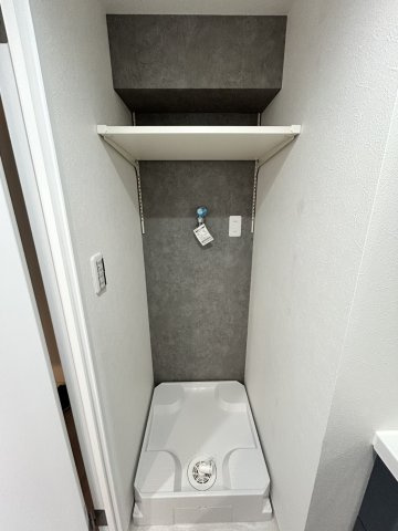 ドラム式洗濯機にも対応可能なゆとりある洗濯機置場。上部には収納スペースを備え、洗濯用品などもすっきり収納できます。