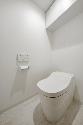 パナソニック製アラウーノを採用。泡洗浄機能により汚れが付きにくく清潔を保ちやすい仕様です。節水性能にも優れており、日々のお手入れの負担軽減と快適性を両立したトイレ空間です。