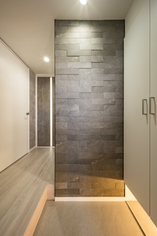 玄関にエコカラットを採用し、上質で印象的な空間を演出。調湿・脱臭効果により快適な室内環境を保ち、来客時にも好印象を与える仕様となっています。