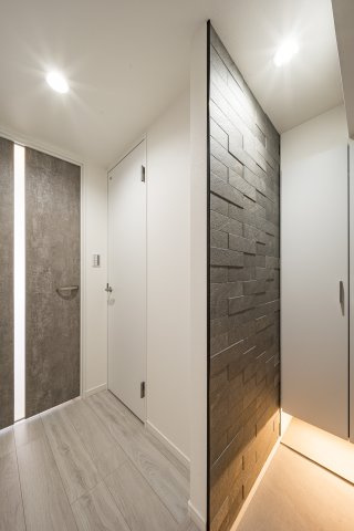 明るく清潔感のある玄関スペース。エコカラットの調湿・脱臭効果で快適にお使いいただけます。