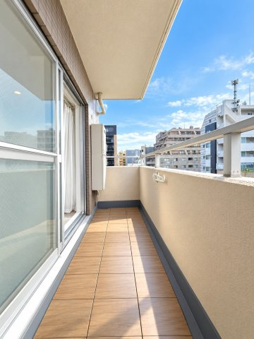 開放感のあるバルコニー。周辺の街並みを望みながら、心地よい時間をお過ごしいただけます。