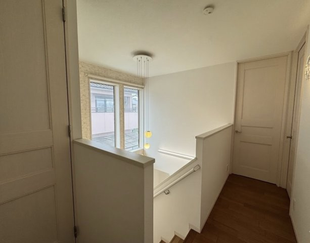 2階ホールは開放感のある設計で、階段上部からの採光もあり明るい印象です。各居室への動線もスムーズで、生活のしやすさが感じられます。手すり付きで安全性にも配慮されており、日常の移動も安心です。