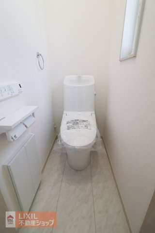 【トイレ／現地完成写真】温水洗浄機能と暖房便座機能が備わったトイレ。タオル掛けも標準で設置済です。