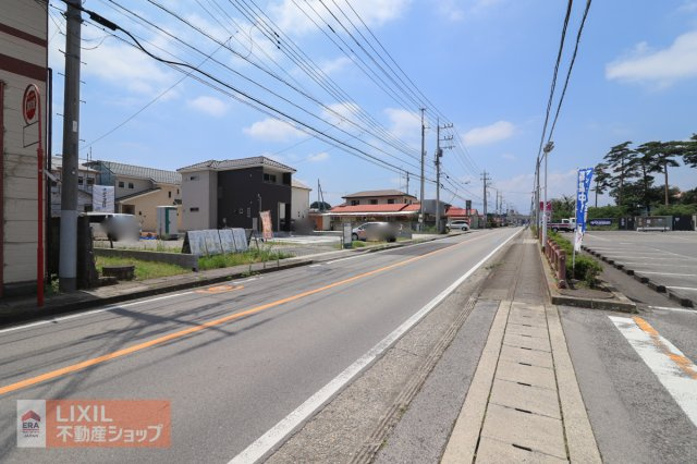 【前面道路／現地完成写真】前面道路はゆったりしていて、車両のすれ違いや車庫入れが楽です。