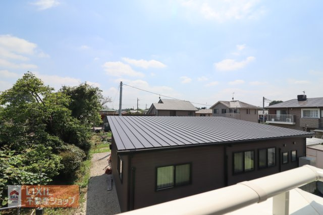【建物からの眺望／現地完成写真】バルコニーからの景色です。隣接した建物との間隔はゆったりしています。