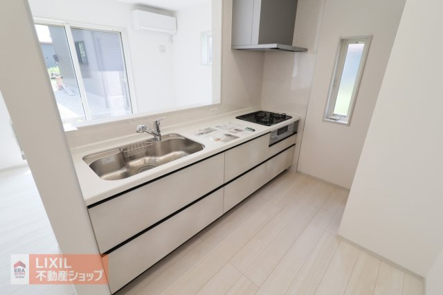 【その他設備／現地完成写真】シンクには便利なシャワーヘッド、伸びるタイプの水栓が標準で設置済です。