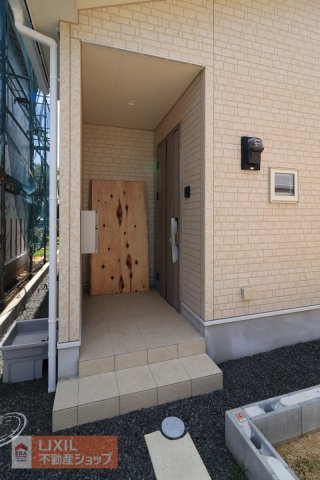 【エントランス／現地完成写真】屋根付きのポーチを採用して、雨の日に配慮。宅配ボックス設置をおススメ。