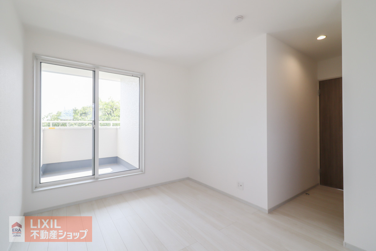 【寝室／現地完成写真】2階の洋室です。バルコニーへ直接出入りができて便利です。