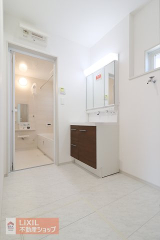 【脱衣場／現地完成写真】脱衣場への目線対策として天井にロールスクリーンを設置するご提案もいたします。