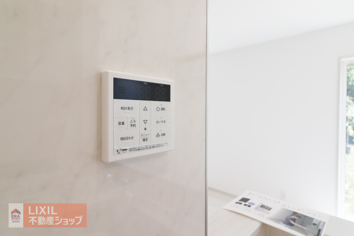 【温水設備／現地完成写真】LDKから操作できる給湯スイッチ。見やすいパネルタイプを採用しています。