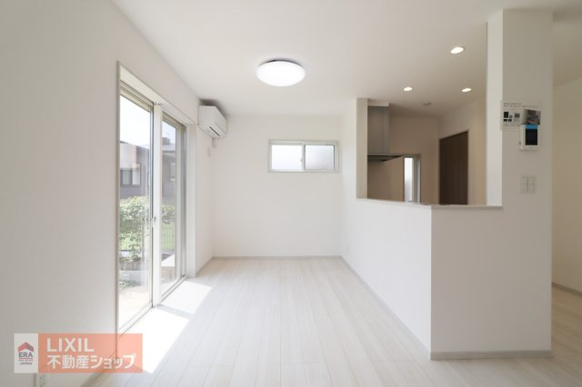 【ダイニング／現地完成写真】家族でくつろげるダイニング。テーブルを置いてもゆとりのある広さ。