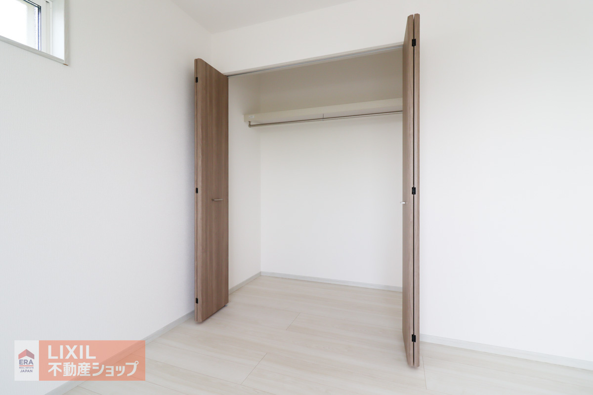 【収納／現地完成写真】奥行のあるクローゼットが居室についています。大容量の収納ラックなども置けます。