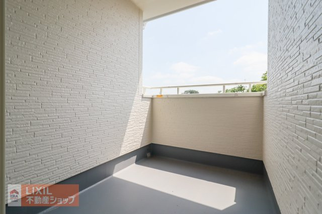 【バルコニー／現地完成写真】日当たり良好なバルコニー。外天井がついているので、雨の日の選択も安心。