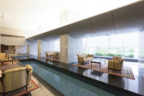 THE　TOKYO　TOWERS　SEA　TOWER　3階のロビー　天井が高く吹き抜けた開放的な空間です。　カフェが営業中