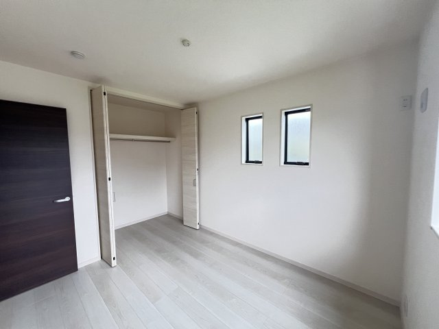 個人の部屋や寝室として使える洋室です　収納付き