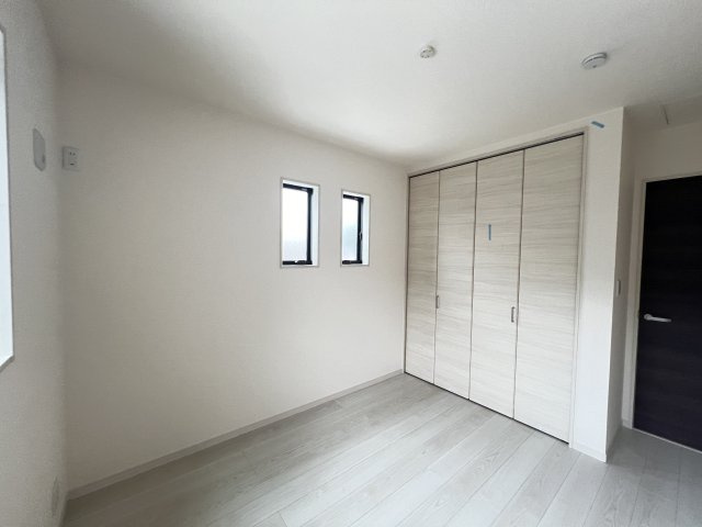 明るい洋室です　収納付き